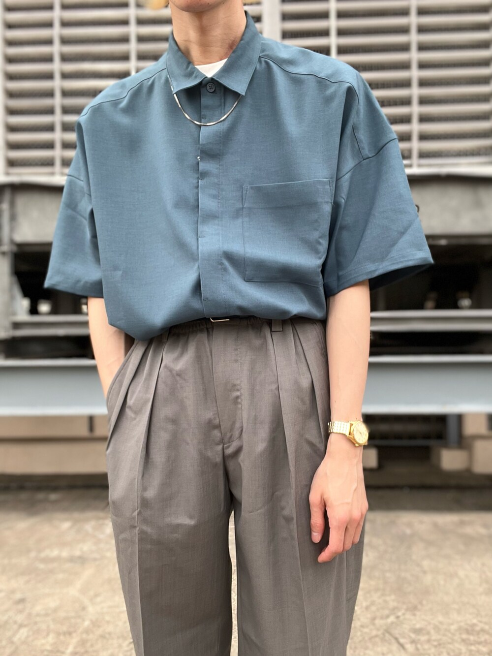 ブルー系のシャツ/ブラウス、グレー系のその他パンツ、ブラック系のローファーを着用したメンズの春コーディネートの2枚目の写真