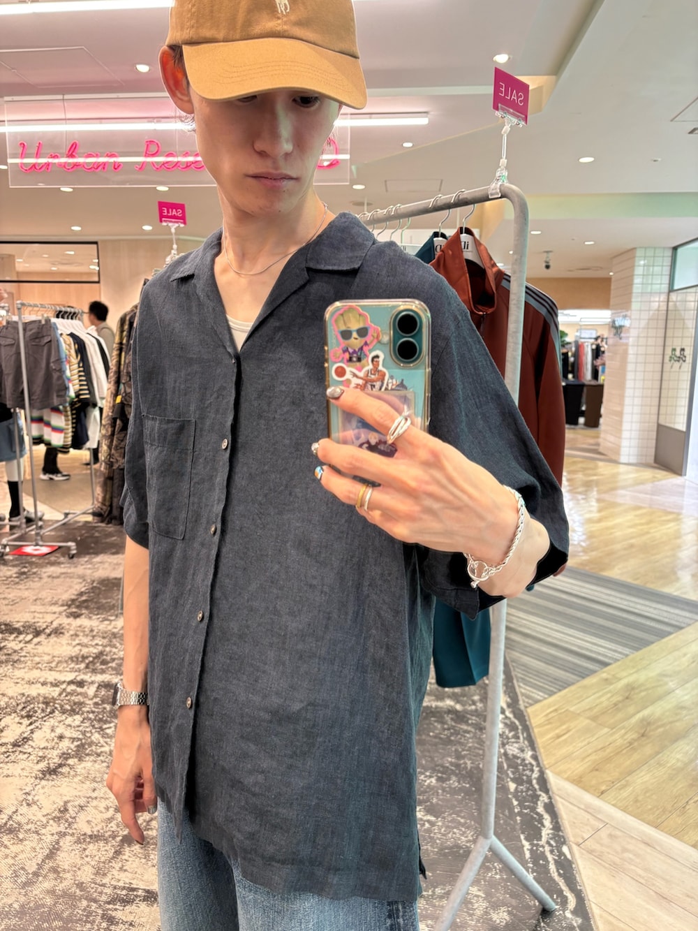 ブルー系のシャツ/ブラウス、ブルー系のデニムパンツ、ベージュ系のサンダルを着用したメンズの夏コーディネートの2枚目の写真