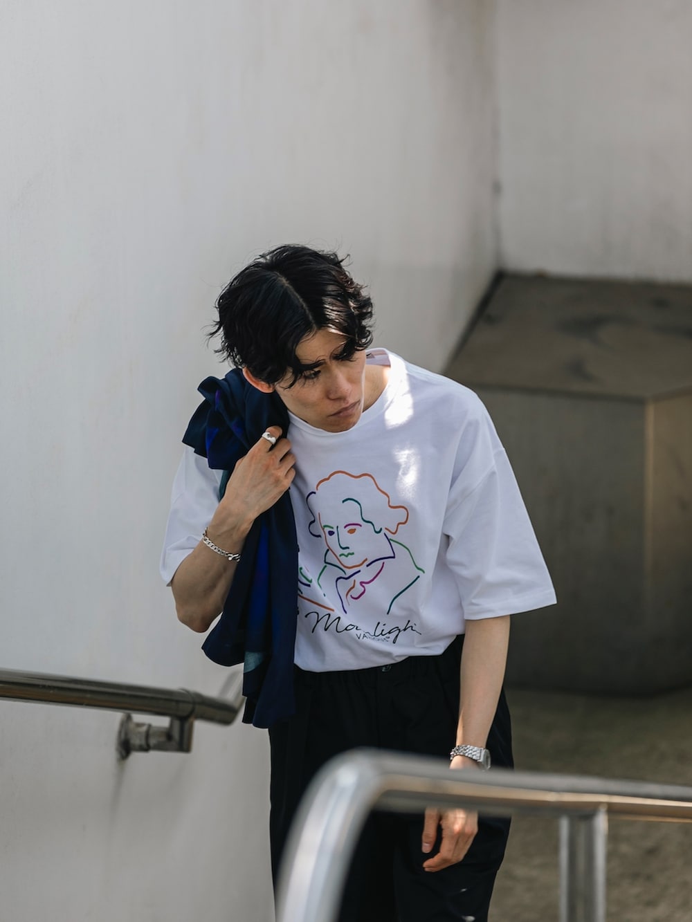 ホワイト系のTシャツ/カットソーを着用したメンズの夏コーディネートの2枚目の写真