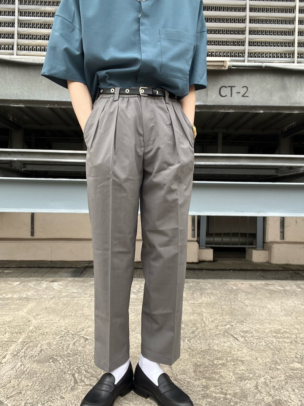 ブルー系のシャツ/ブラウス、グレー系のその他パンツ、ブラック系のローファーを着用したメンズの春コーディネートの4枚目の写真