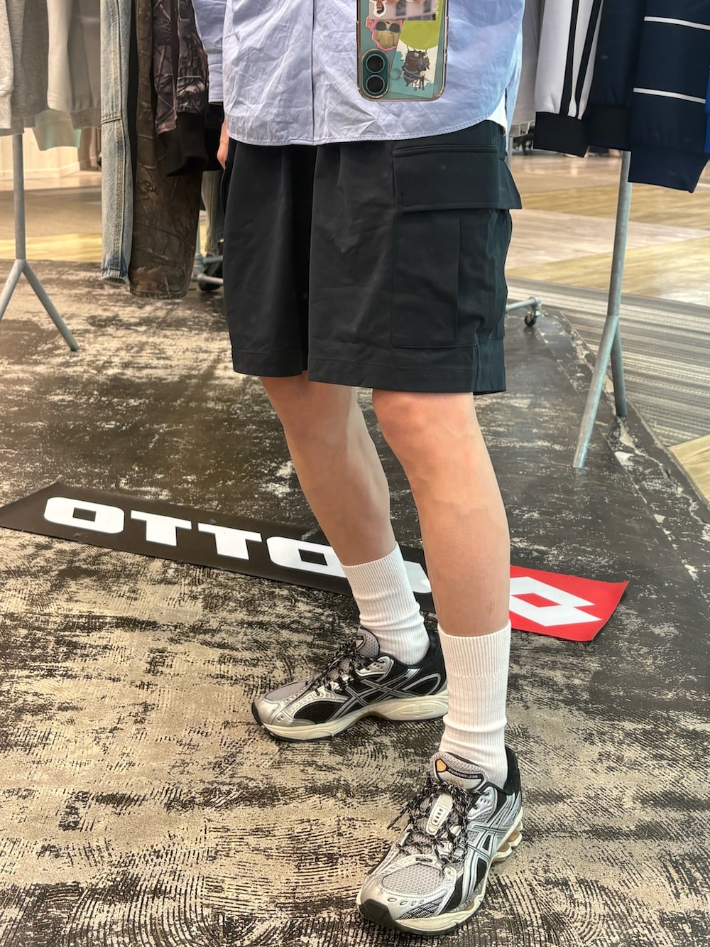 ブルー系のシャツ/ブラウス、ブルー系のその他パンツ、シルバー系のスニーカーを着用したメンズの春コーディネートの4枚目の写真