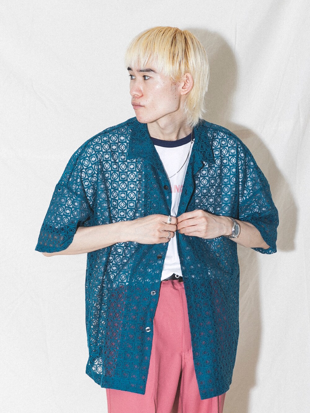 ピンク系のその他パンツ、グリーン系のシャツ/ブラウスを着用したメンズの春コーディネートの2枚目の写真