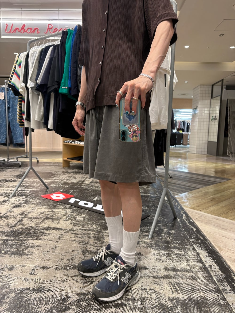 グリーン系のその他パンツ、ブラウン系のシャツ/ブラウス、レッド系のキャップを着用したメンズの夏コーディネートの3枚目の写真