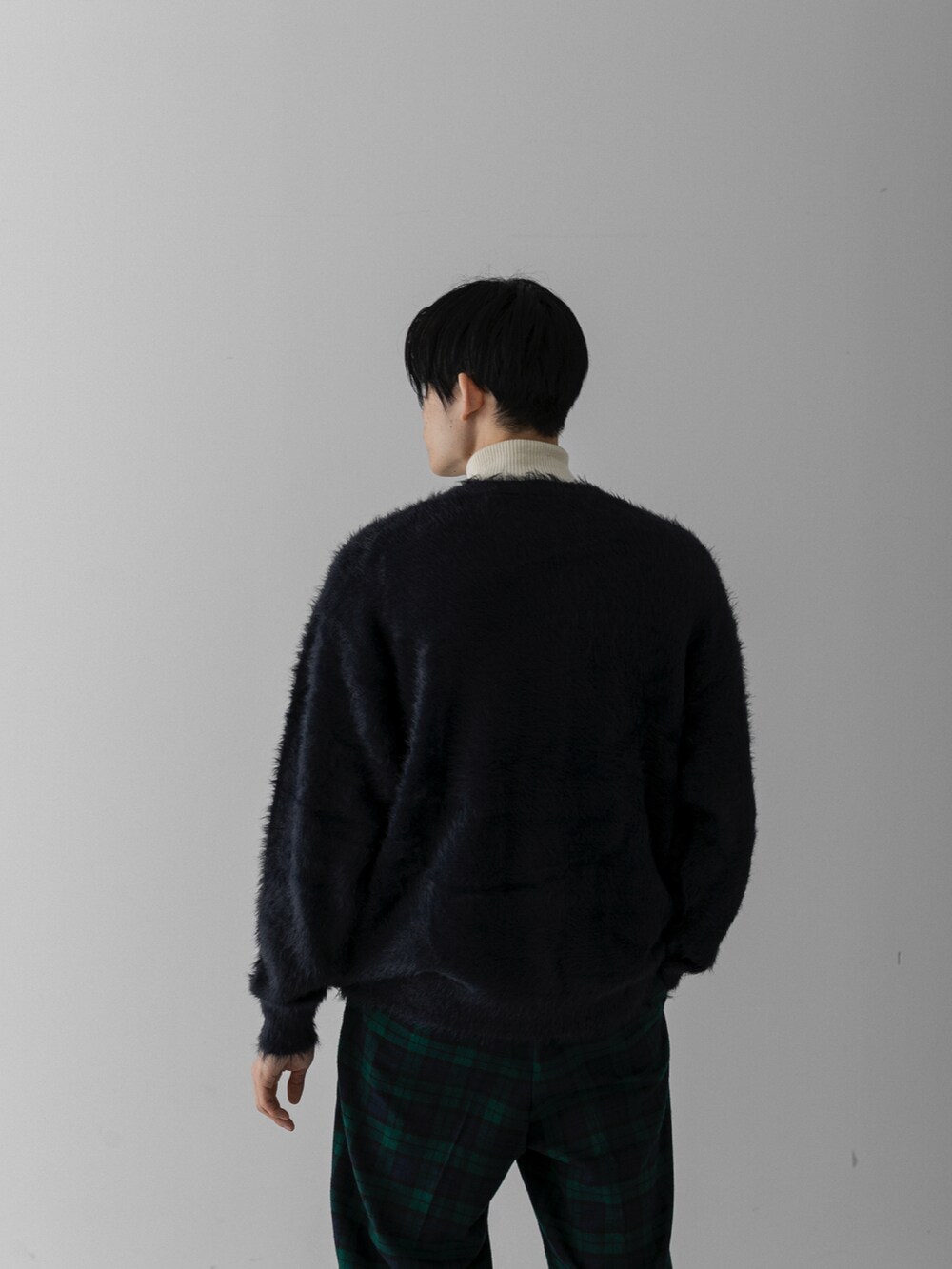 その他のその他パンツ、ブラック系のブーツ、レッド系のカーディガン/ボレロを着用したメンズの冬コーディネートの4枚目の写真