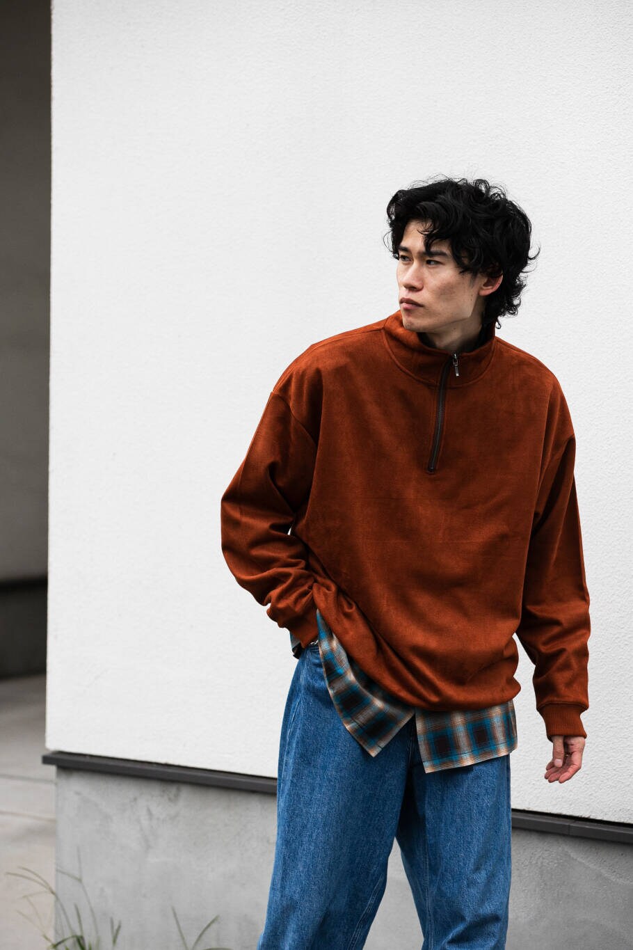 ブルー系のデニムパンツ、ブラウン系のTシャツ/カットソーを着用したメンズの冬コーディネートの2枚目の写真