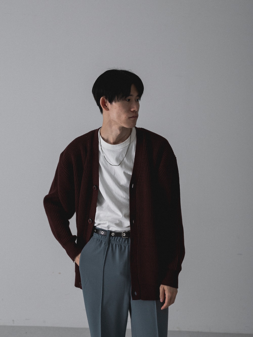 グレー系のその他パンツ、レッド系のカーディガン/ボレロを着用したメンズの夏コーディネートの3枚目の写真