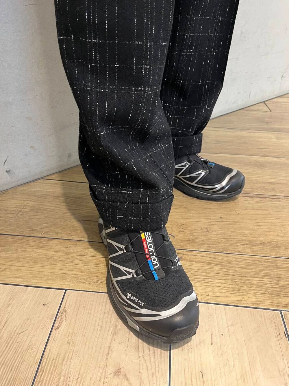 ブラック系のスニーカーを着用したメンズの秋コーディネートの4枚目の写真