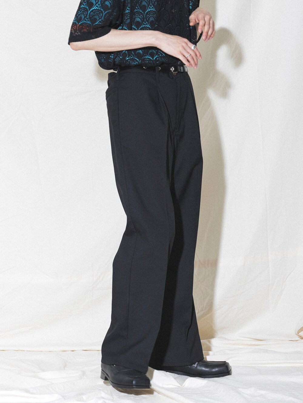 ブラック系のその他パンツ、ブルー系のシャツ/ブラウスを着用したメンズの春コーディネートの5枚目の写真