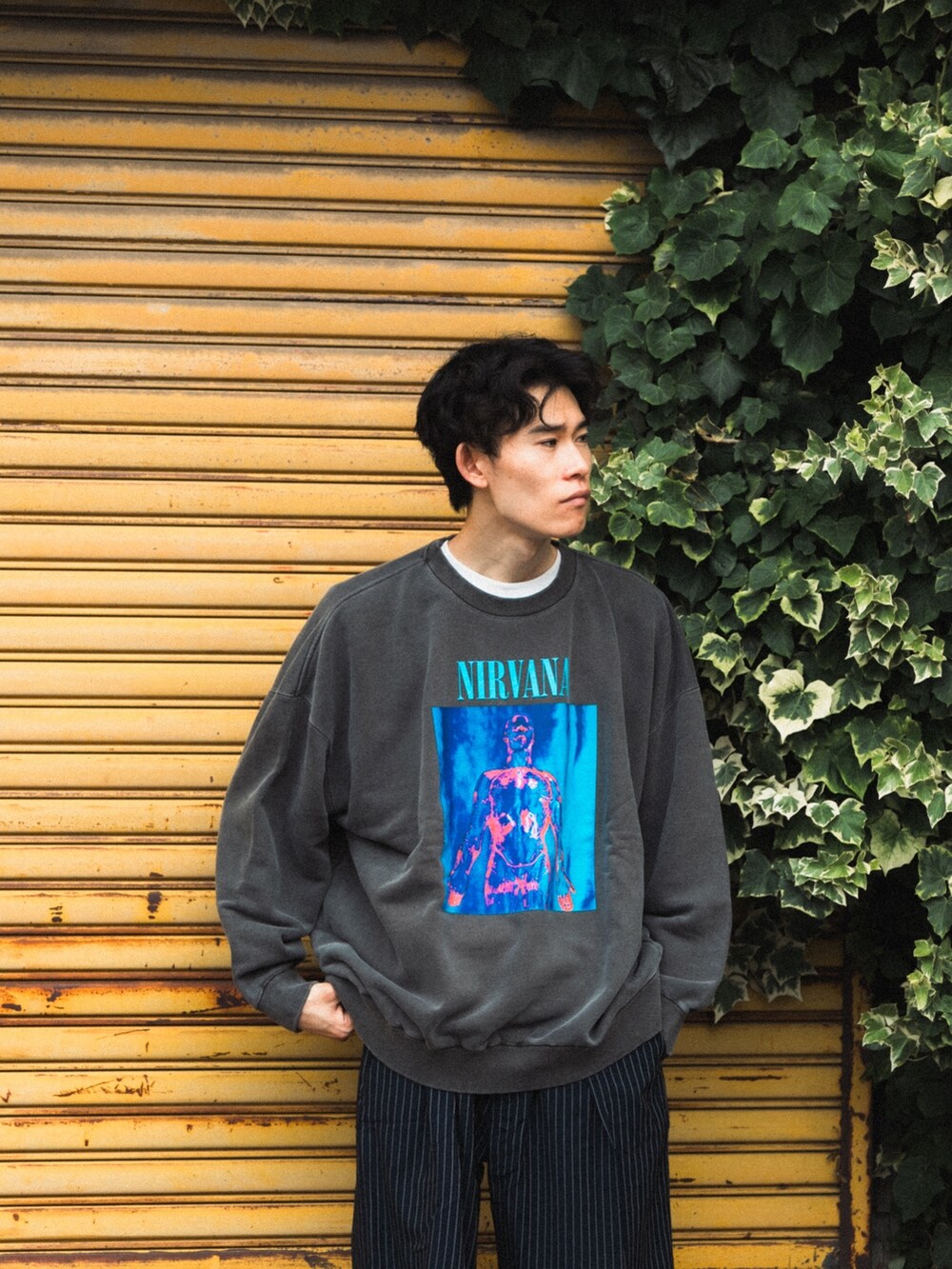 ブラック系のスウェット、ブラック系のその他パンツを着用したメンズの秋コーディネートの2枚目の写真