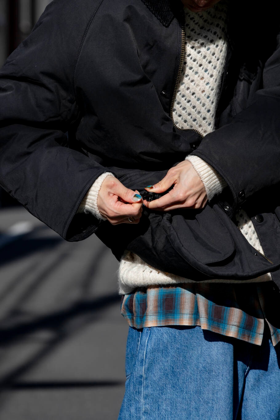 ホワイト系のニット/セーター、ブルー系のデニムパンツ、ブラウン系のシャツ/ブラウスを着用したメンズの冬コーディネートの4枚目の写真