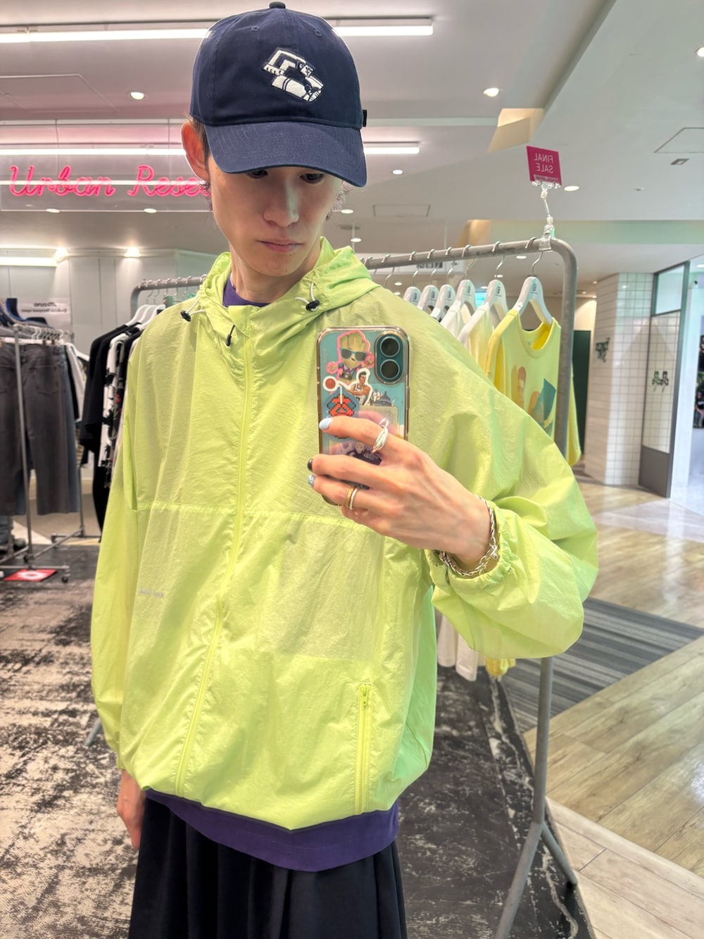 グリーン系のブルゾン、ブルー系のその他パンツ、パープル系のTシャツ/カットソーを着用したメンズの夏コーディネートの2枚目の写真