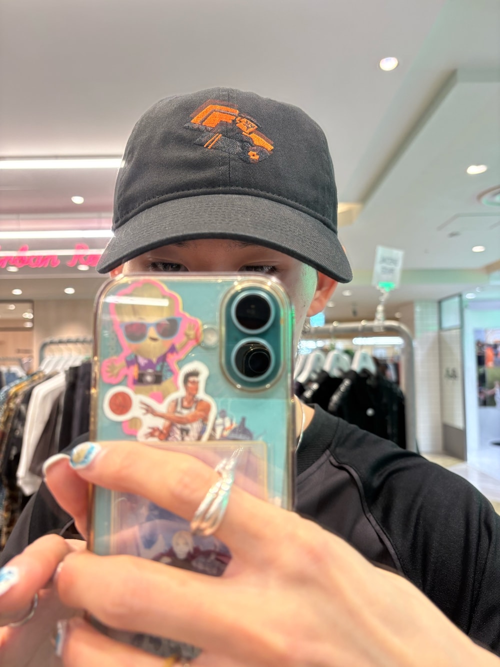 ブラック系のその他パンツ、グレー系のTシャツ/カットソー、ブラック系のキャップを着用したメンズの夏コーディネートの3枚目の写真