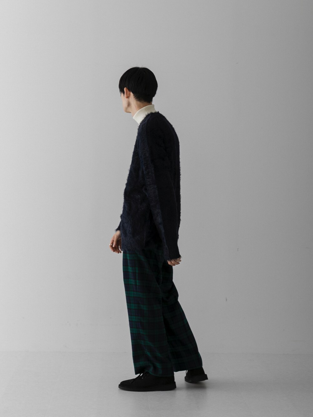 その他のその他パンツ、ブラック系のブーツ、レッド系のカーディガン/ボレロを着用したメンズの冬コーディネートの2枚目の写真