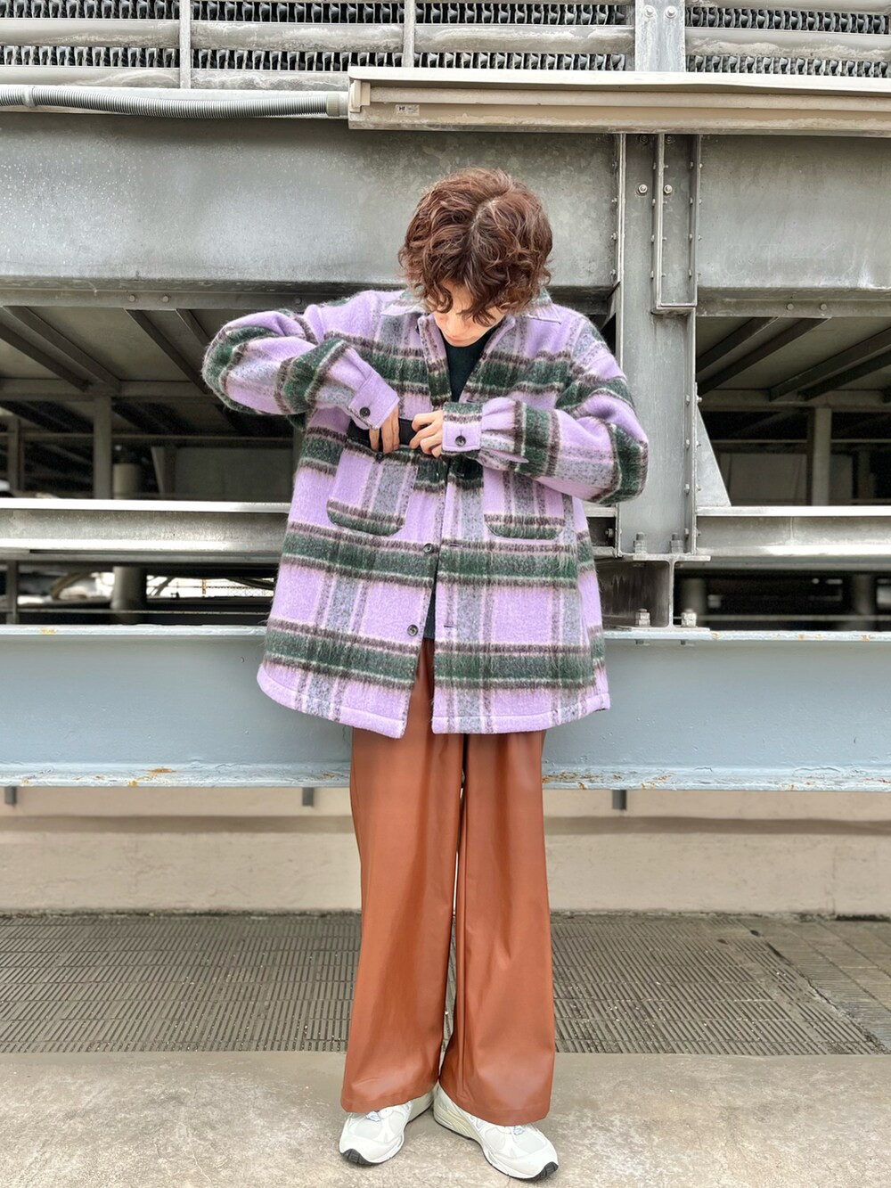 ブラック系のその他パンツ、ベージュ系のニット/セーター、パープル系のジャケット/アウターを着用したメンズの冬コーディネートの2枚目の写真