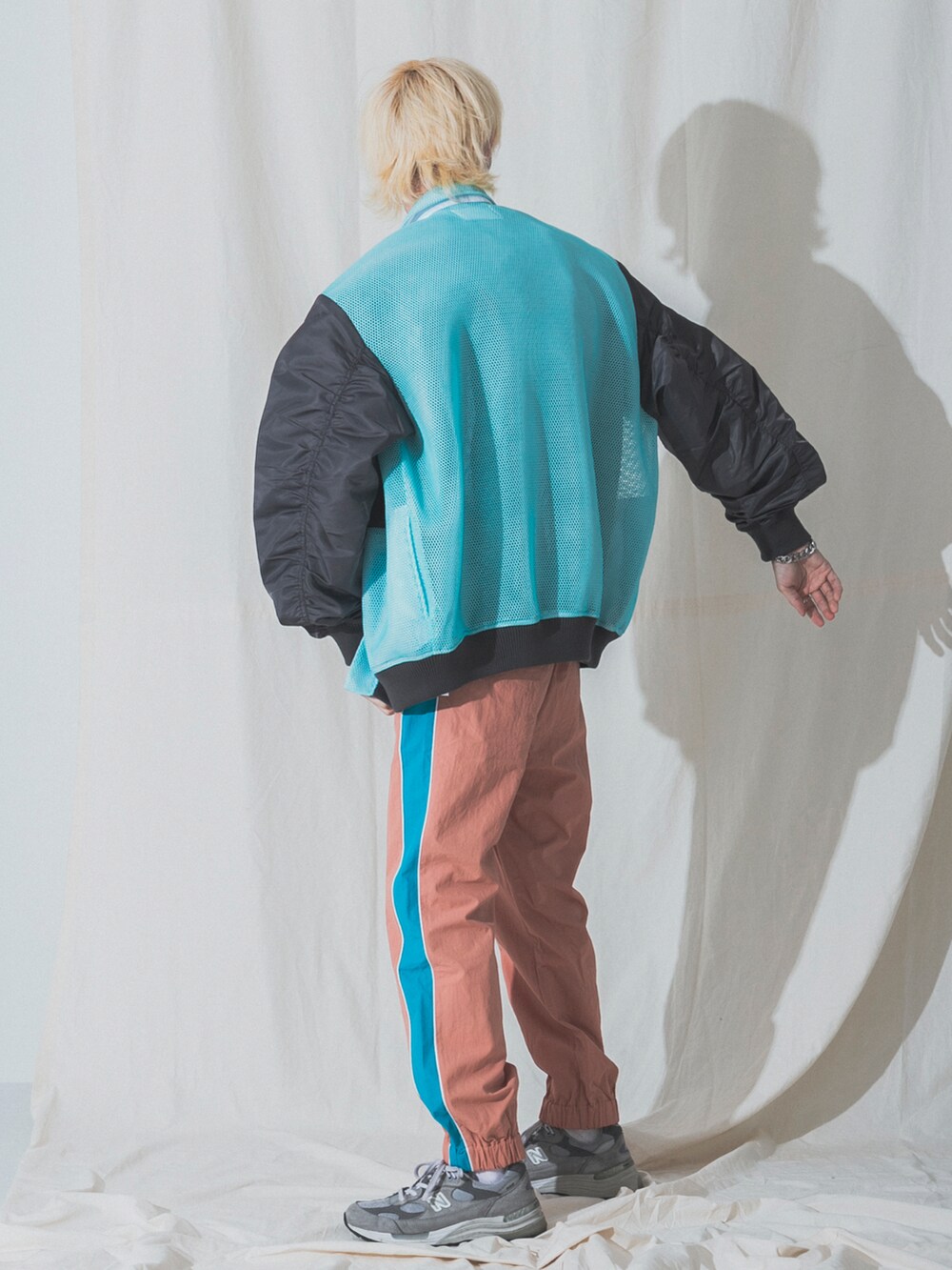 ブラック系のその他パンツ、ホワイト系のTシャツ/カットソー、ブルー系のブルゾンを着用したメンズの春コーディネートの2枚目の写真