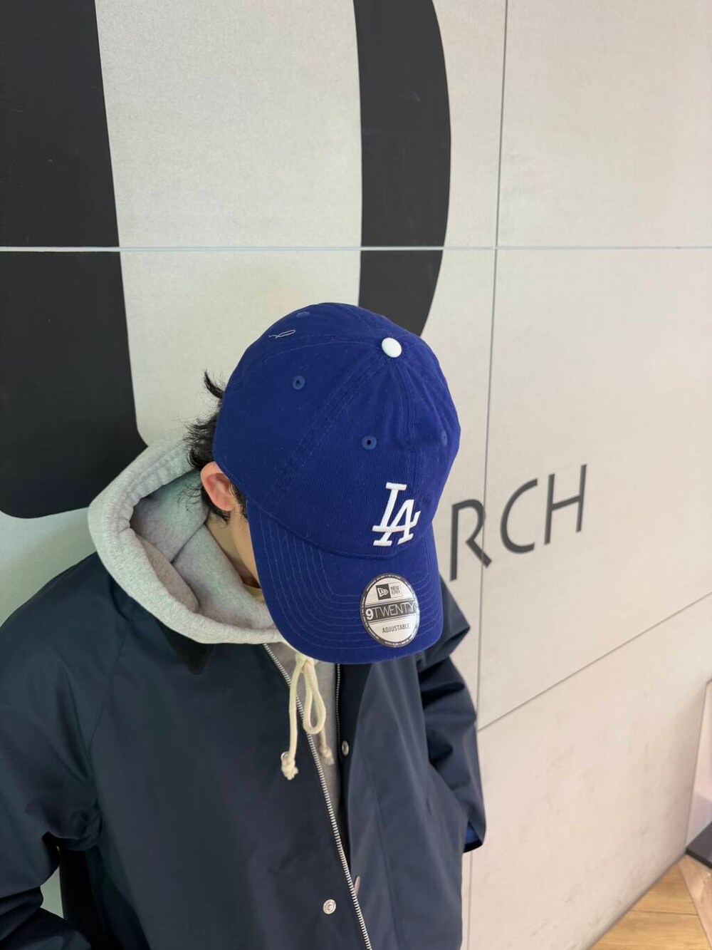 ブルー系のナイロンジャケットを着用したメンズの冬コーディネートの2枚目の写真