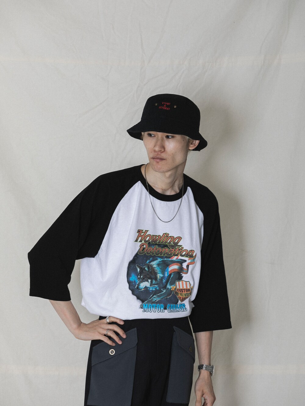 パープル系のその他パンツ、ブラック系のTシャツ/カットソー、ホワイト系のハットを着用したメンズの夏コーディネートの2枚目の写真