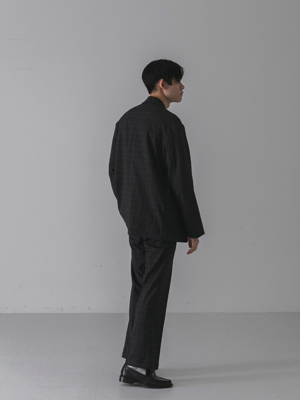 その他のその他パンツ、ブラック系のローファー、その他のジャケット/アウターを着用したメンズの秋コーディネートの2枚目の写真