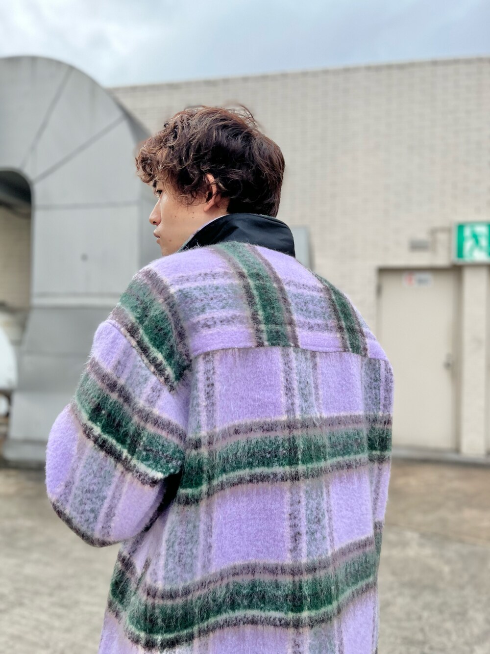 ブラック系のその他パンツ、ベージュ系のニット/セーター、パープル系のジャケット/アウターを着用したメンズの冬コーディネートの5枚目の写真