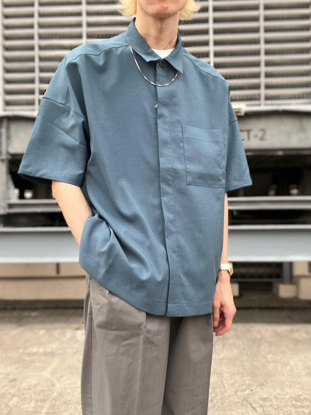 ブルー系のシャツ/ブラウス、グレー系のその他パンツ、ブラック系のローファーを着用したメンズの春コーディネートの3枚目の写真