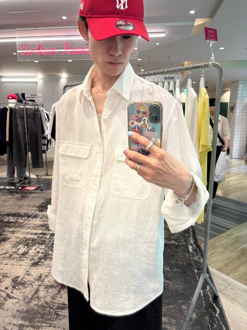 ホワイト系のシャツ/ブラウス、ブルー系のデニムパンツ、レッド系のキャップを着用したメンズの夏コーディネートの2枚目の写真
