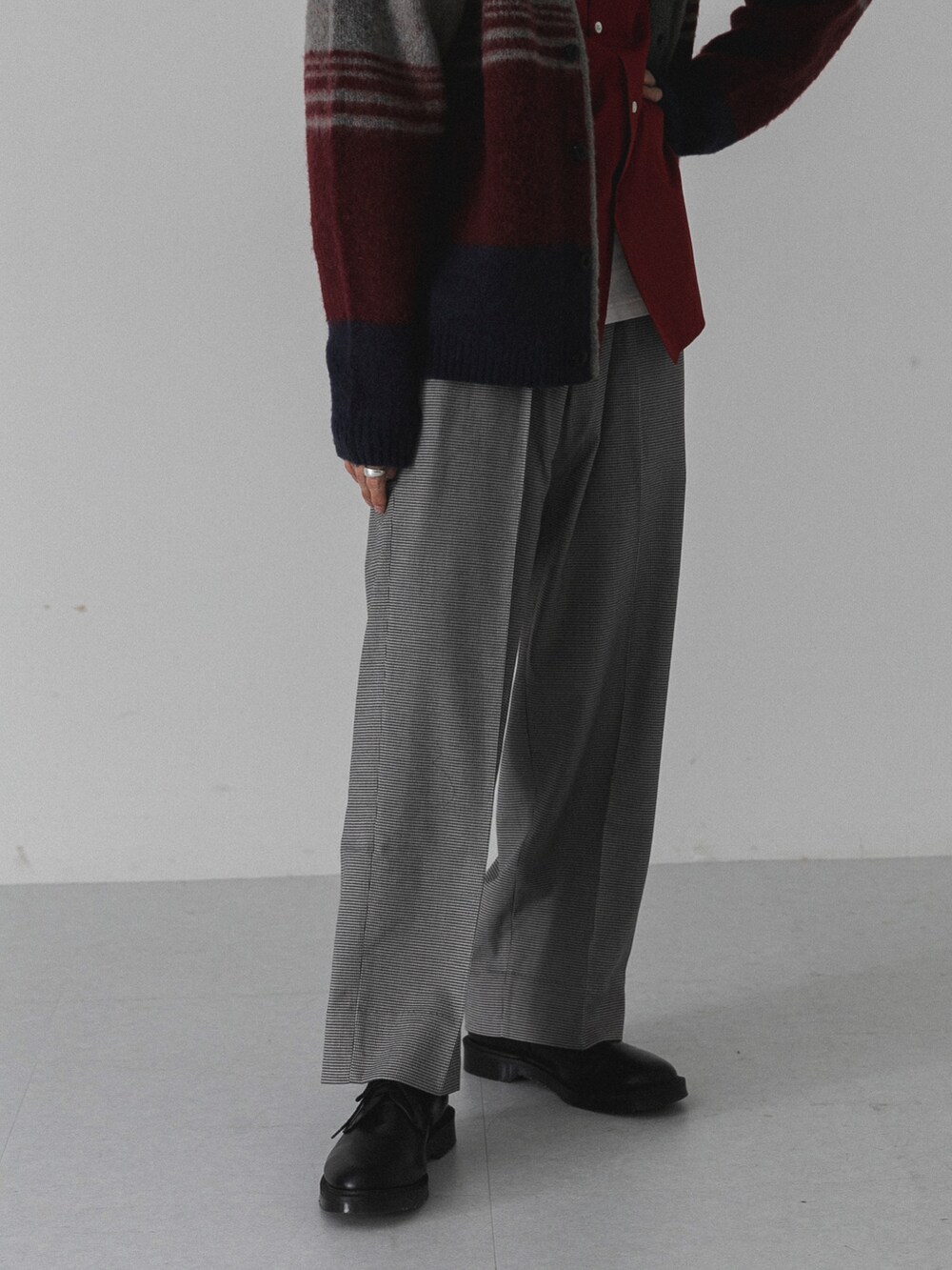 その他のその他パンツ、レッド系のシャツ/ブラウス、その他のカーディガン/ボレロを着用したメンズの秋コーディネートの4枚目の写真