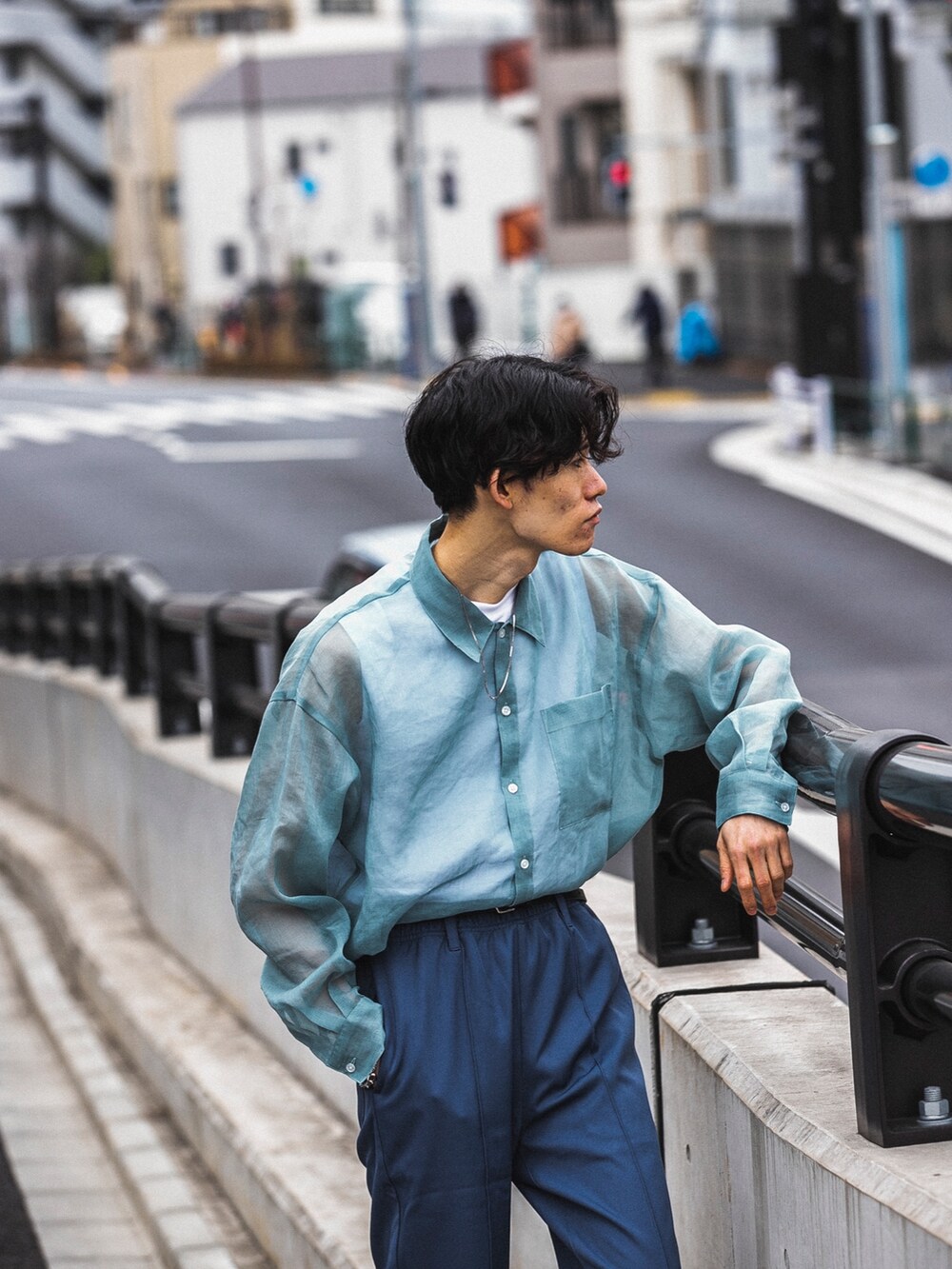 ブルー系のその他パンツ、グリーン系のシャツ/ブラウスを着用したメンズの春コーディネートの2枚目の写真