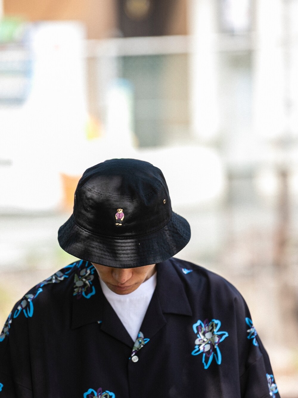 ブラック系のシャツ/ブラウス、ブラック系のその他パンツ、ブラック系のハットを着用したメンズの春コーディネートの4枚目の写真