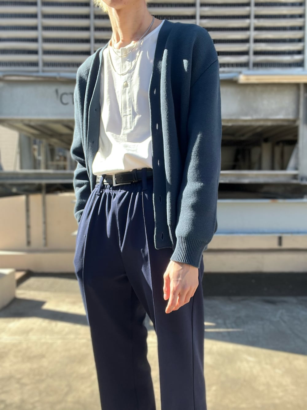 グリーン系のその他パンツ、ホワイト系のTシャツ/カットソー、グレー系のカーディガン/ボレロを着用したメンズの冬コーディネートの2枚目の写真