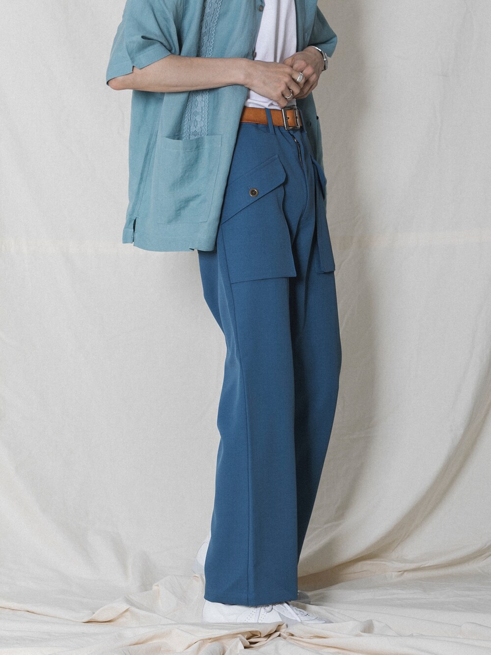 パープル系のその他パンツ、グレー系のシャツ/ブラウス、ホワイト系のスニーカーを着用したメンズの夏コーディネートの2枚目の写真