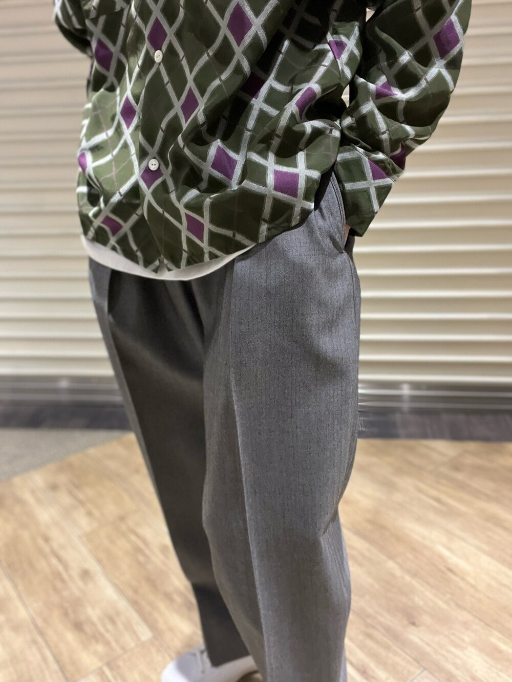 グレー系のその他パンツ、ホワイト系のスニーカー、グリーン系のシャツ/ブラウスを着用したメンズの夏コーディネートの3枚目の写真