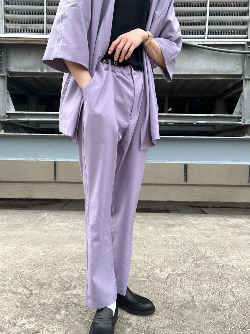 パープル系のその他パンツ、パープル系のその他アウター、ブラック系のローファーを着用したメンズの春コーディネートの3枚目の写真