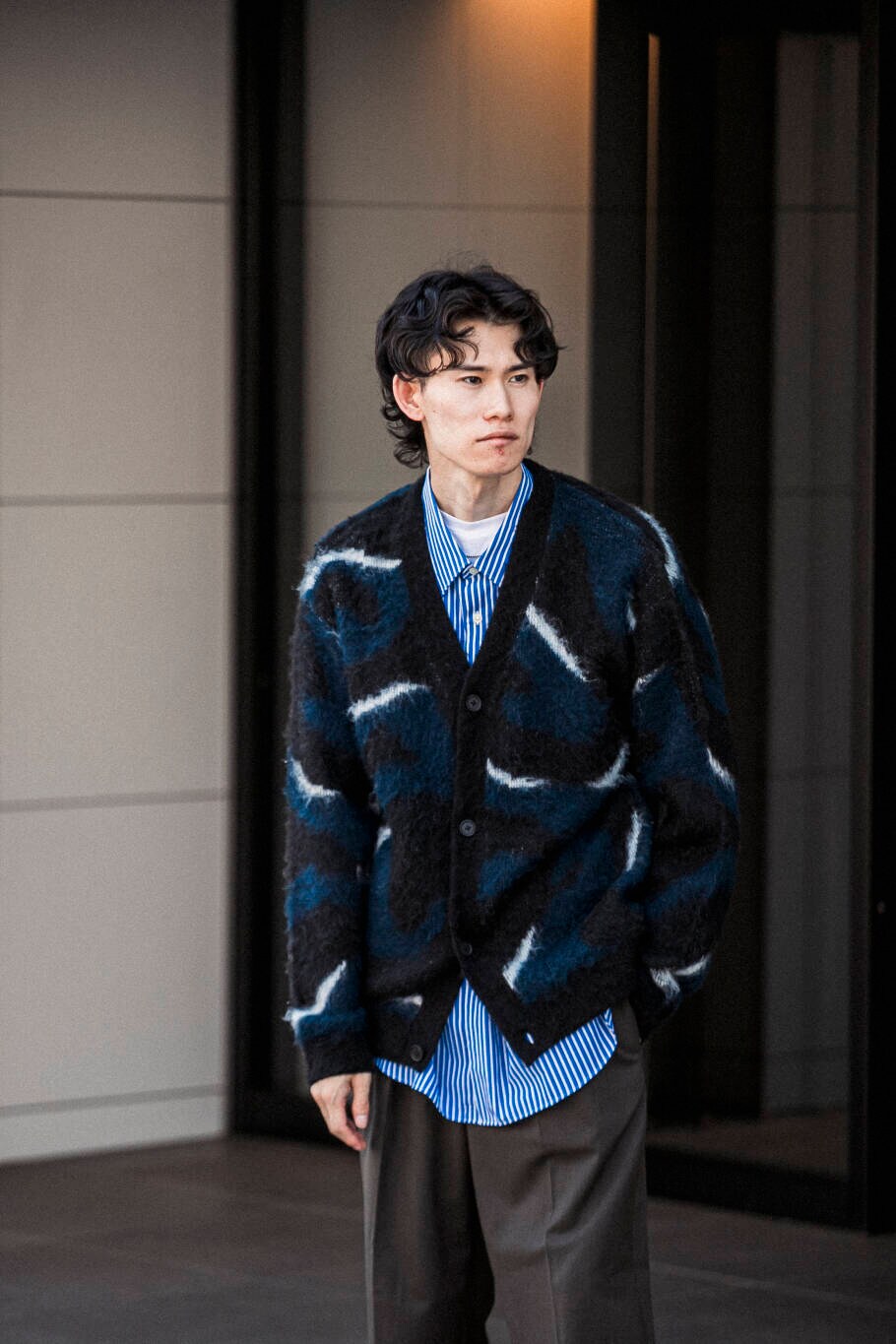 ブラウン系のスラックス、ブルー系のシャツ/ブラウス、ブルー系のカーディガン/ボレロを着用したメンズの秋コーディネートの3枚目の写真