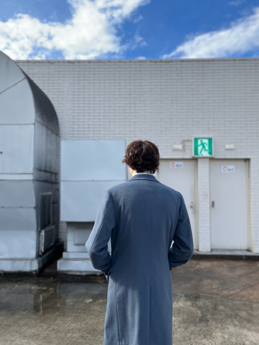 グリーン系のその他パンツ、ブルー系のシャツ/ブラウス、ホワイト系のニット/セーターを着用したメンズの冬コーディネートの4枚目の写真