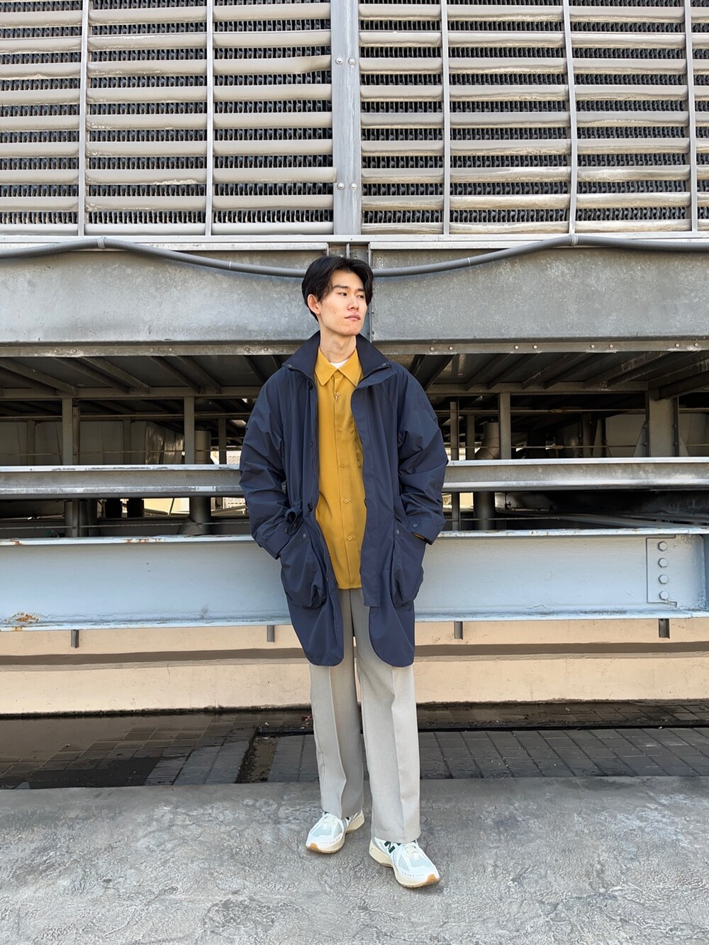 ブルー系のジャケット/アウター、ベージュ系のスラックスを着用したメンズの春コーディネートの2枚目の写真