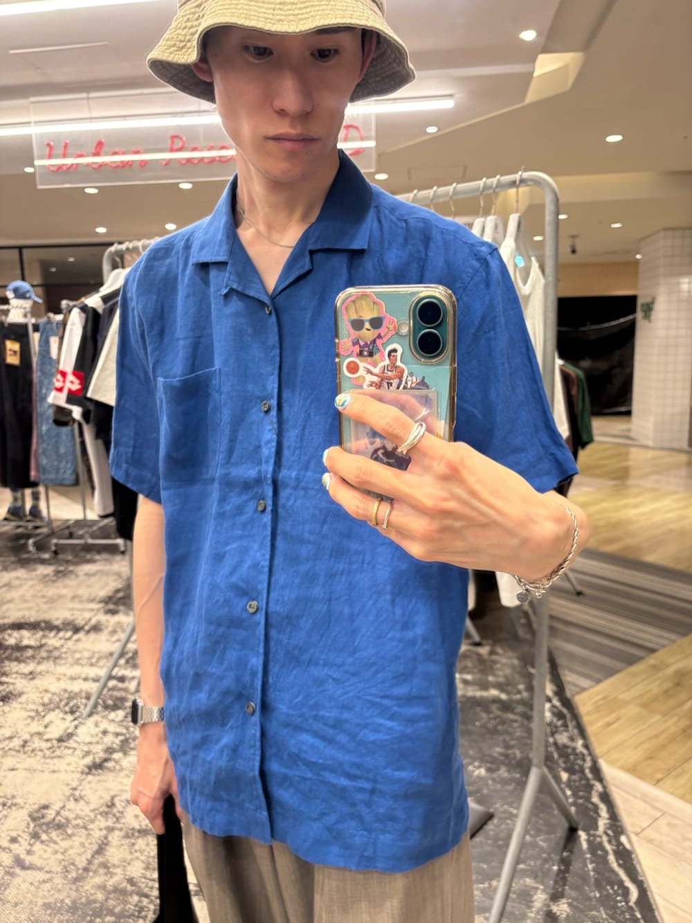 ブルー系のシャツ/ブラウス、ブラック系のトートバッグ、ブラウン系のその他パンツを着用したメンズの夏コーディネートの2枚目の写真