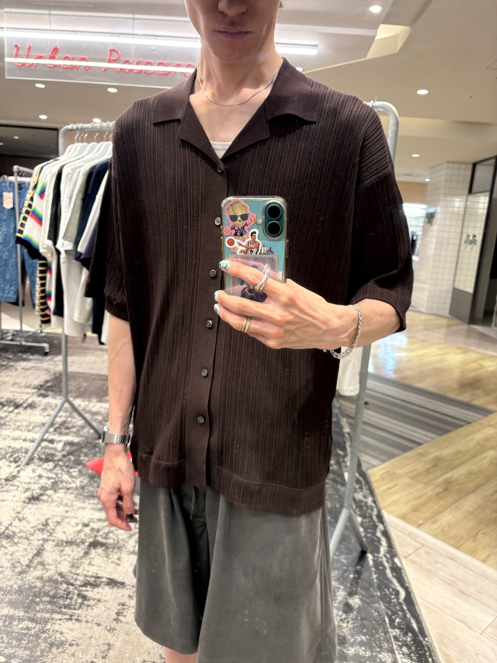 グリーン系のその他パンツ、ブラウン系のシャツ/ブラウス、レッド系のキャップを着用したメンズの夏コーディネートの2枚目の写真