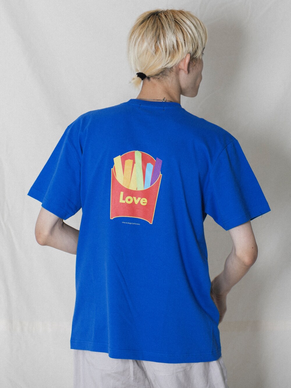 ホワイト系のTシャツ/カットソー、グレー系のその他パンツ、ホワイト系のサンダルを着用したメンズの夏コーディネートの3枚目の写真