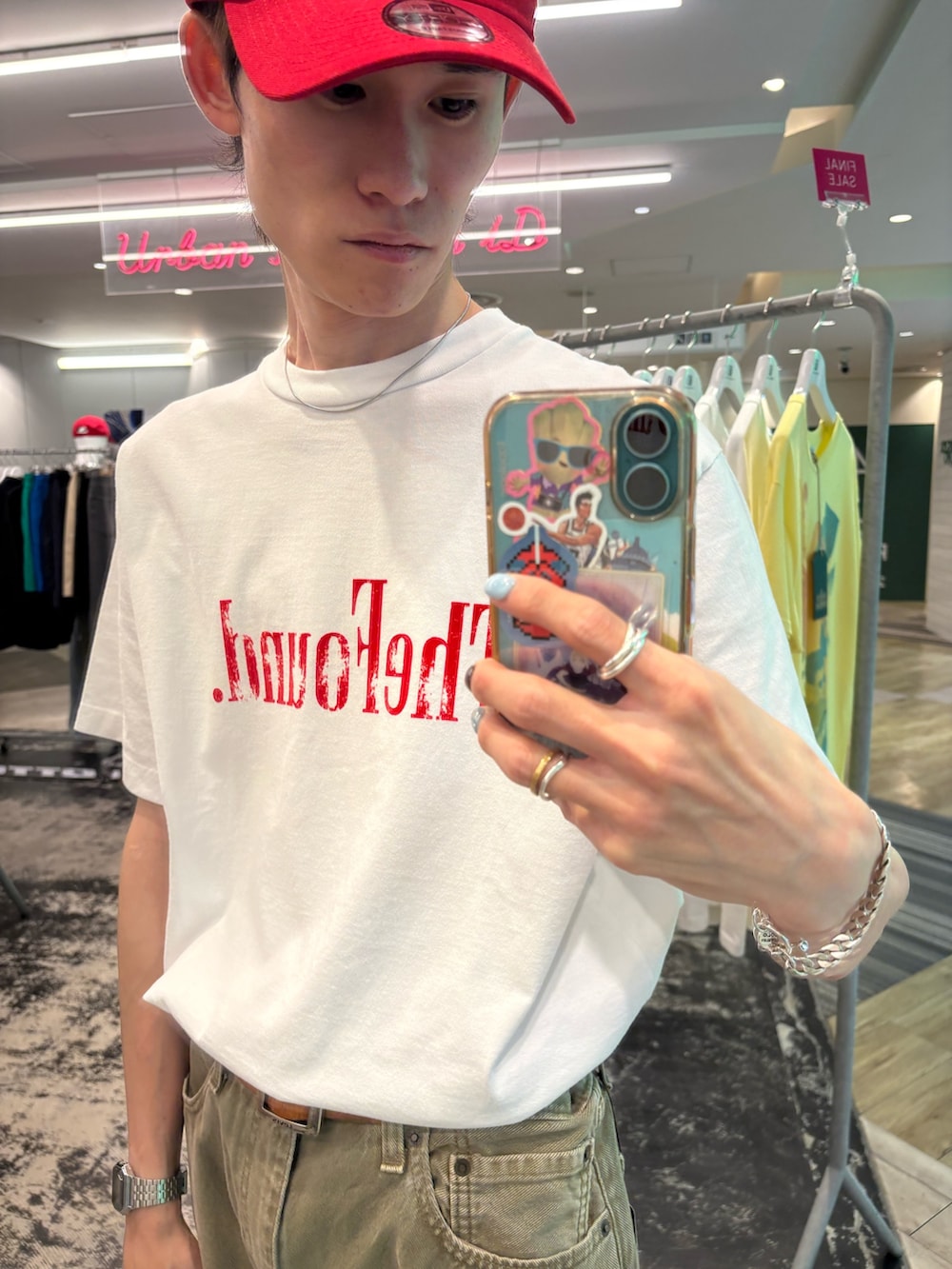 ベージュ系のデニムパンツ、ベージュ系のサンダル、ホワイト系のTシャツ/カットソーを着用したメンズの夏コーディネートの3枚目の写真