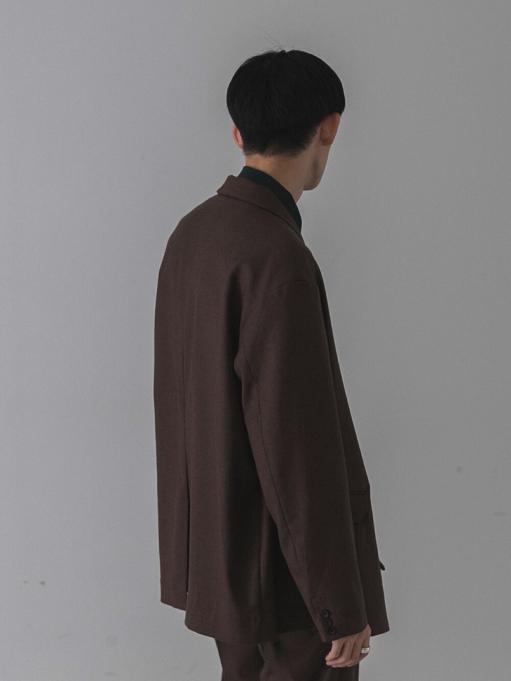 グレー系のスニーカー、ブルー系のその他パンツ、その他のジャケット/アウターを着用したメンズの秋コーディネートの4枚目の写真