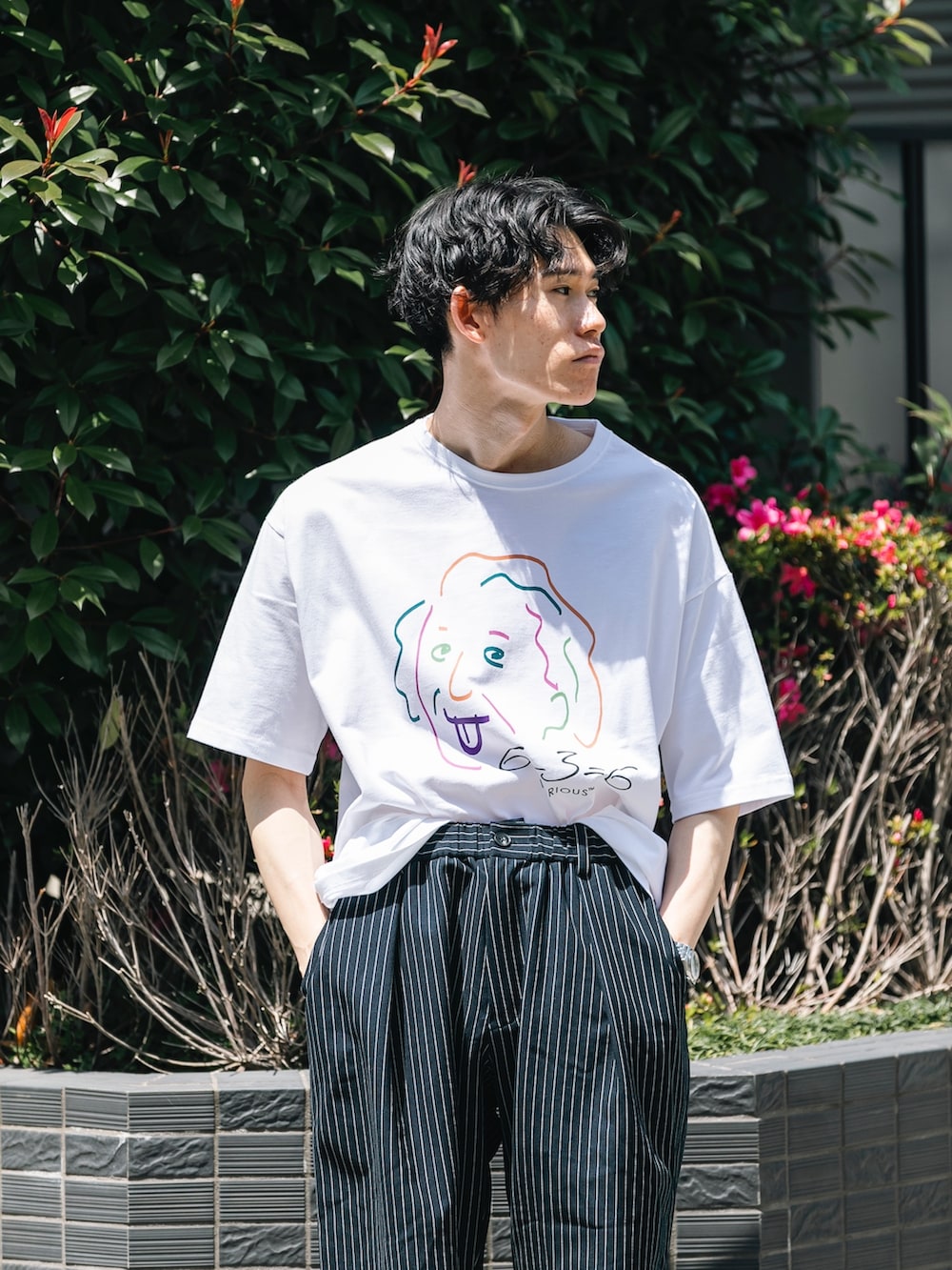 「初夏コーデ、カラーパンツ、モノトーン、休日スタイル、韓国ファッション、シンプルコーデ、ストリート、ビッグシルエット、淡色コーデ、お出かけコーデ、きれいめカジュアル、オーバーサイズ、スニーカーコーデ、ハーフパンツ、Tシャツ」｜「URBAN RESEARCHのURBAN RESEARCH iD　PHYSICIST T-SHIRTS（Tシャツ/カットソー、ホワイト系）」を使った、Noro Yuiさん（メンズ・176cm）の夏コーディネートの2枚目の写真