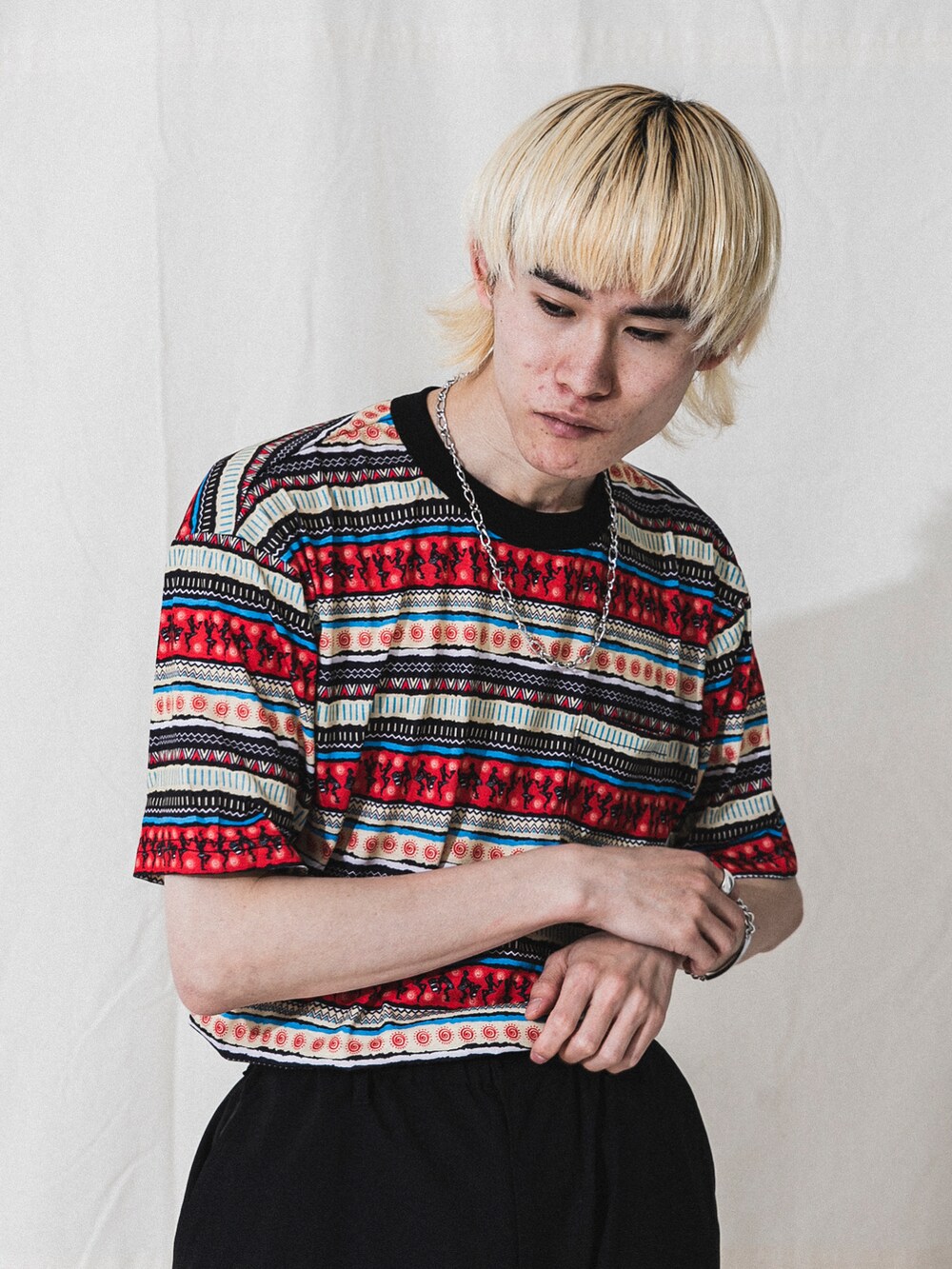 パープル系のその他パンツ、パープル系のTシャツ/カットソー、シルバー系のネックレスを着用したメンズの夏コーディネートの2枚目の写真