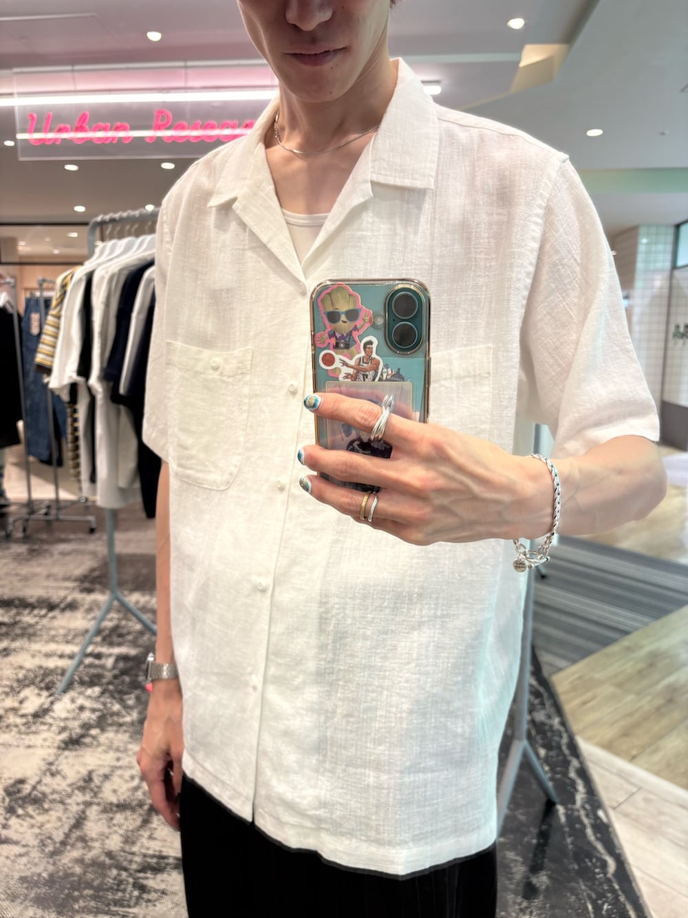 ブラウン系のその他パンツ、ホワイト系のシャツ/ブラウス、レッド系のキャップを着用したメンズの夏コーディネートの2枚目の写真