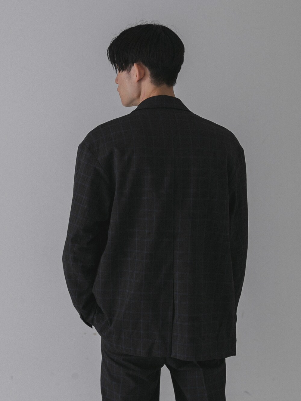 その他のその他パンツ、ブラック系のローファー、その他のジャケット/アウターを着用したメンズの秋コーディネートの4枚目の写真