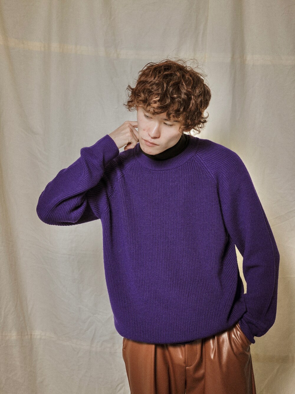 ブラック系のその他パンツ、パープル系のニット/セーターを着用したメンズの冬コーディネートの2枚目の写真