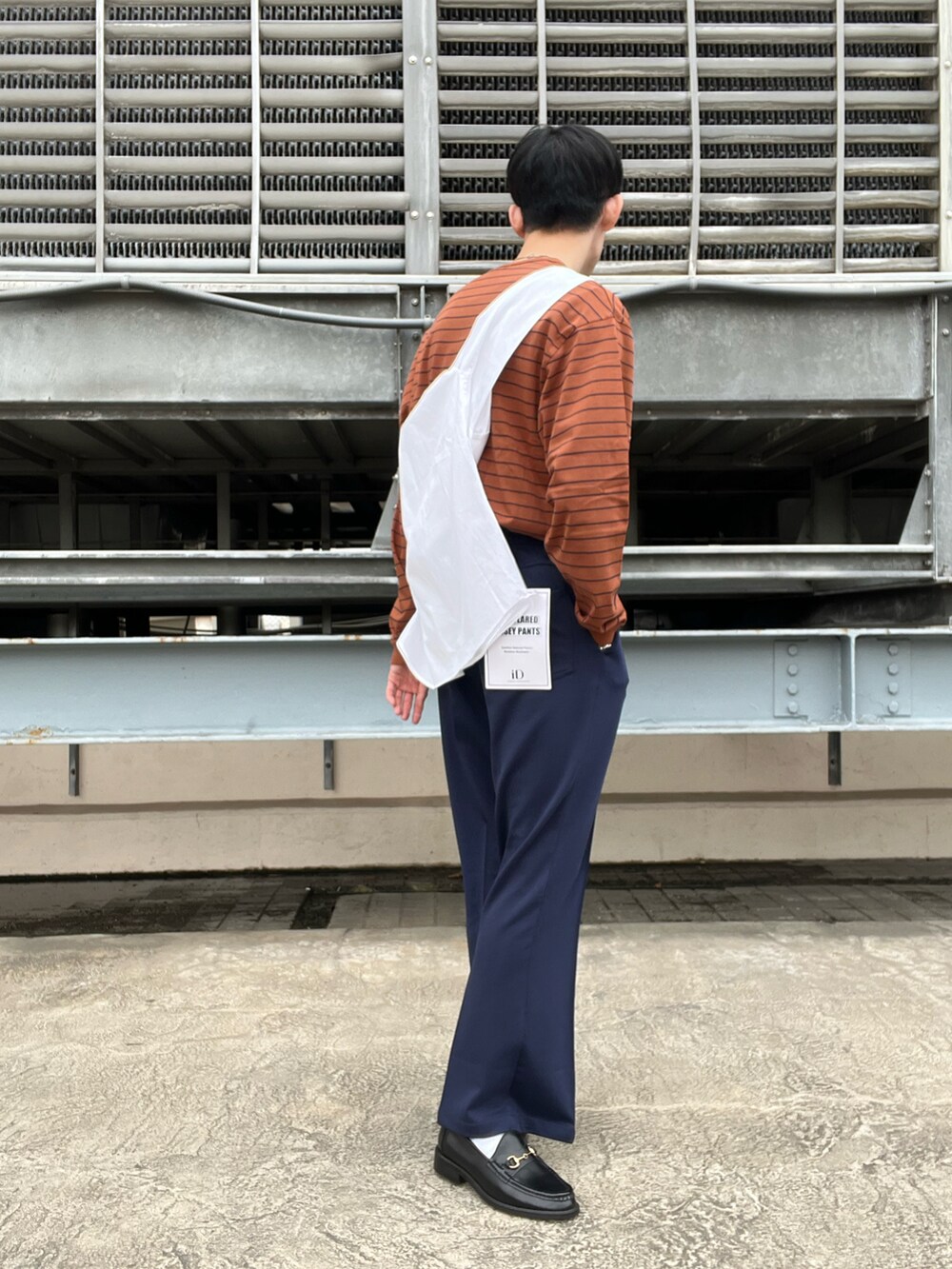 ブルー系のその他パンツ、ブラック系のローファー、ブラウン系のTシャツ/カットソーを着用したメンズの夏コーディネートの2枚目の写真