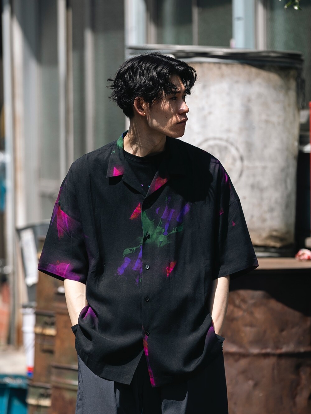 ブラック系のシャツ/ブラウス、ブラック系のその他パンツを着用したメンズの夏コーディネートの3枚目の写真