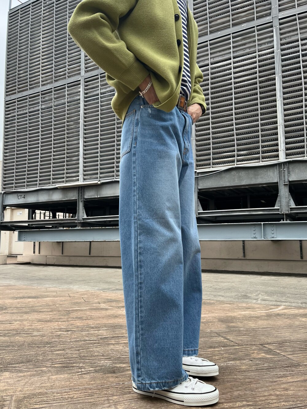 ブルー系のデニムパンツ、ブルー系のTシャツ/カットソー、イエロー系のカーディガン/ボレロを着用したメンズの冬コーディネートの4枚目の写真