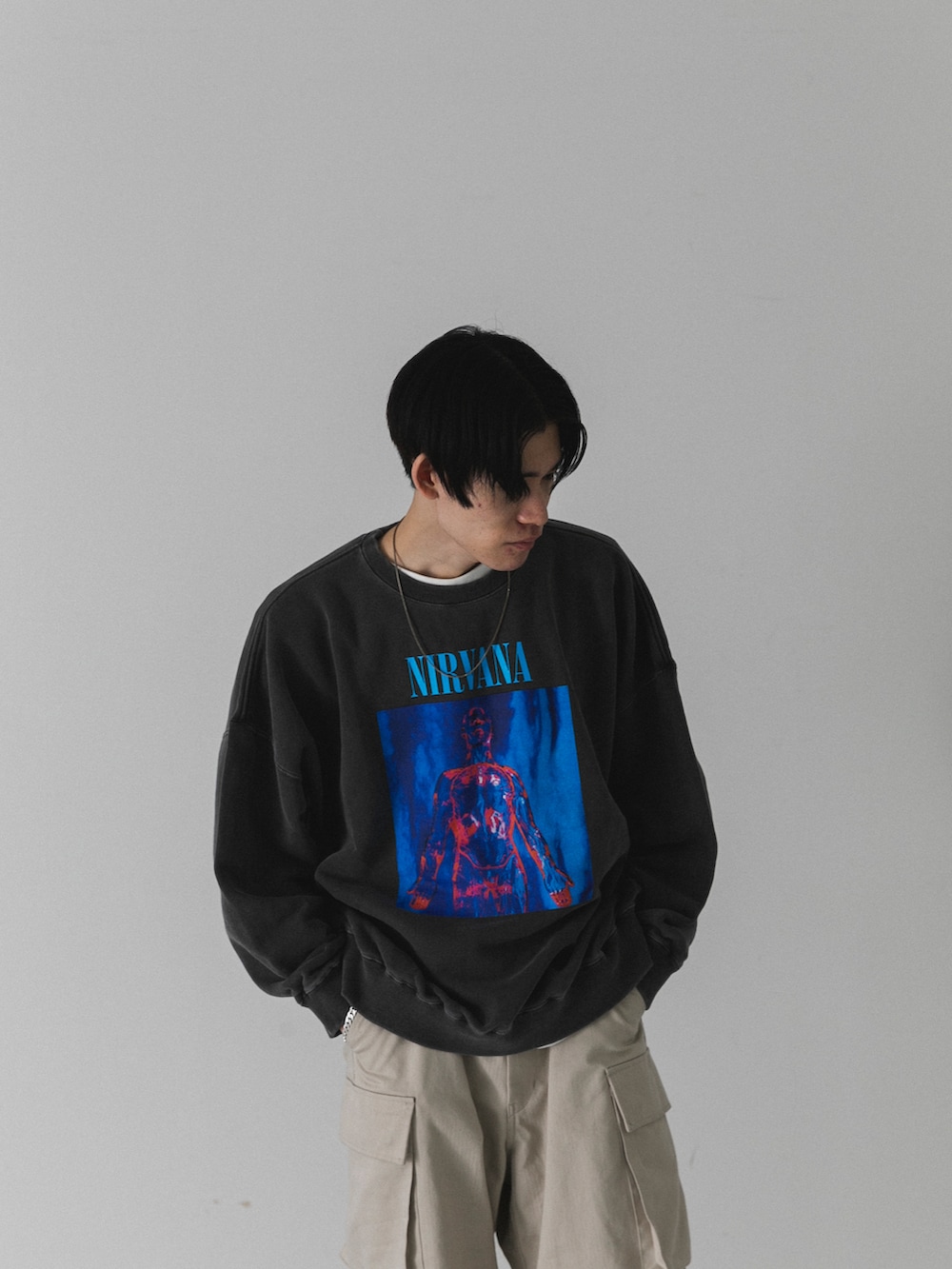 ベージュ系のその他パンツ、グレー系のスウェットを着用したメンズの冬コーディネートの3枚目の写真