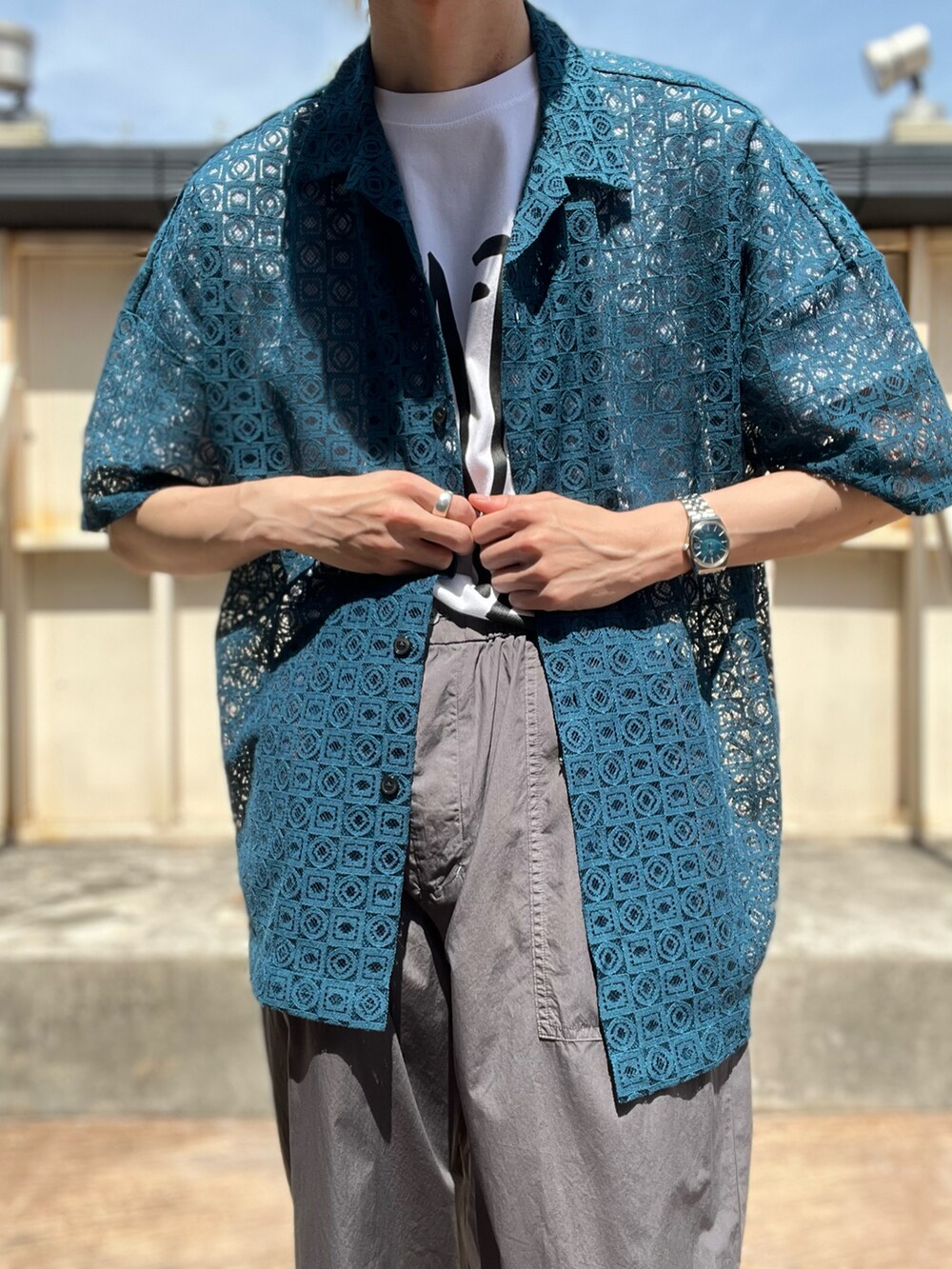 ブラック系のサンダル、グレー系のパンツ、グリーン系のシャツ/ブラウスを着用したメンズの春コーディネートの2枚目の写真